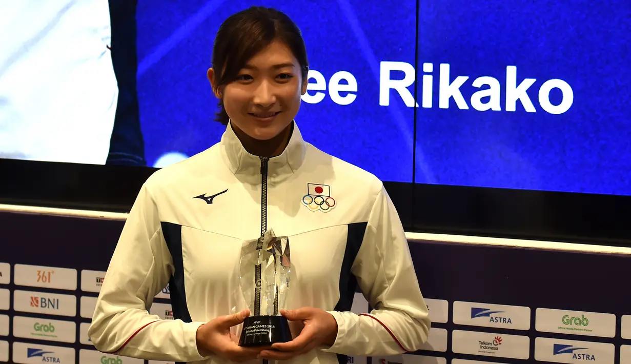 Perenang Jepang, Ikee Rikako berpose usai dinobatkan sebagai Most Valuable Player (MVP) Asian Games 2018 di Jakarta, Minggu (2/9). Tak hanya meraih medali, Rikako juga tercatat sukses memecahkan enam rekor pada Asian Games 2018. (Juni Kriswanto/AFP)