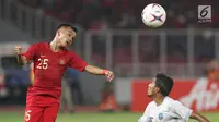 Pemain sayap Timnas Indonesia, Riko Simanjuntak berebut bola atas dengan pemain Timor Leste pada penyisihan grup B Piala AFF 2018 di Stadion GBK, Jakarta, Selasa (13/11). Indonesia unggul 3-1. (Liputan6.com/Helmi Fithriansyah)