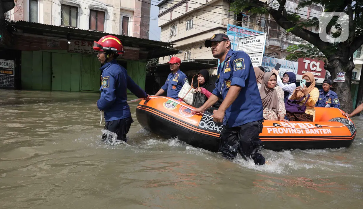 BPBD Provinsi Banten juga menyiagakan perahu karet, serta pompa air dari Balai Besar Wilayah Sungai Ciliwung Cisadane (BBWSCC). (Liputan6.com/Angga Yuniar)
