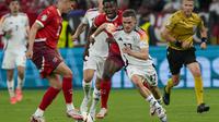 Penyerang Swiss Fabian Rieder (kiri) mencoba tahan bola dari kejaran winger Jerman Florian Wirtz pada laga ketiga grup A Euro 2024 di stadion Deutsche Bank Park, Frankfurt (AP)
