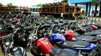 Sepeda motor para pemudik yang telah diturunkan dari truk langsung ditata berbaris rapi di sebelah kawasan Terminal Tirtonadi, Solo, Jawa Tengah. (Liputan6.com/Reza Kuncoro)