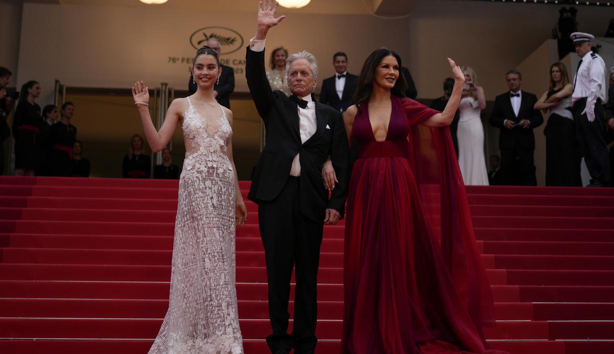 Ia juga memakai aksesori anting-anting berlian dan gelang yang menjuntai, ditambah cincin bermotif bunga. (AP Photo/Daniel Cole)