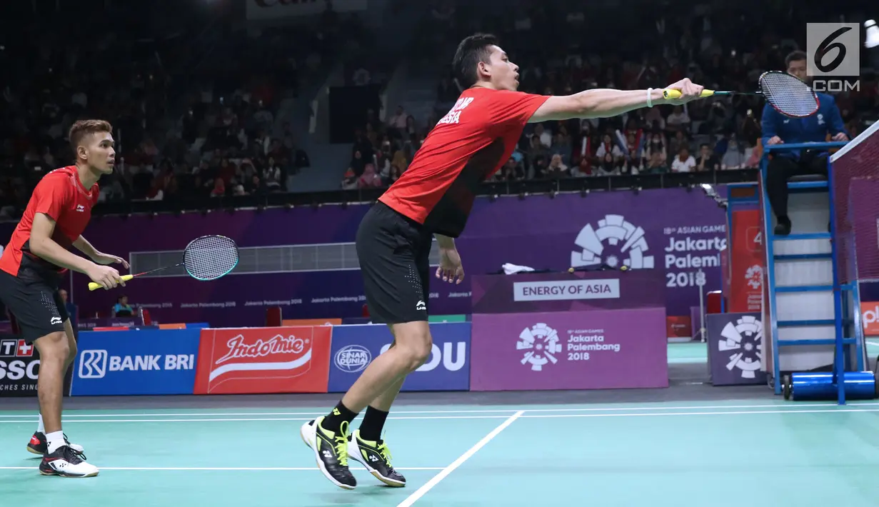 Ganda putra Indonesia, Fajar Alfian/M Rian Ardianto mengembalikan kok ke arah pemain India, Manu Attri/Sumeeth Reddy Buss pada perempat final Bulutangkis Beregu Putra Asian Games 2018 di Jakarta, Senin (20/8). (Liputan6.com/Helmi Fithriansyah)