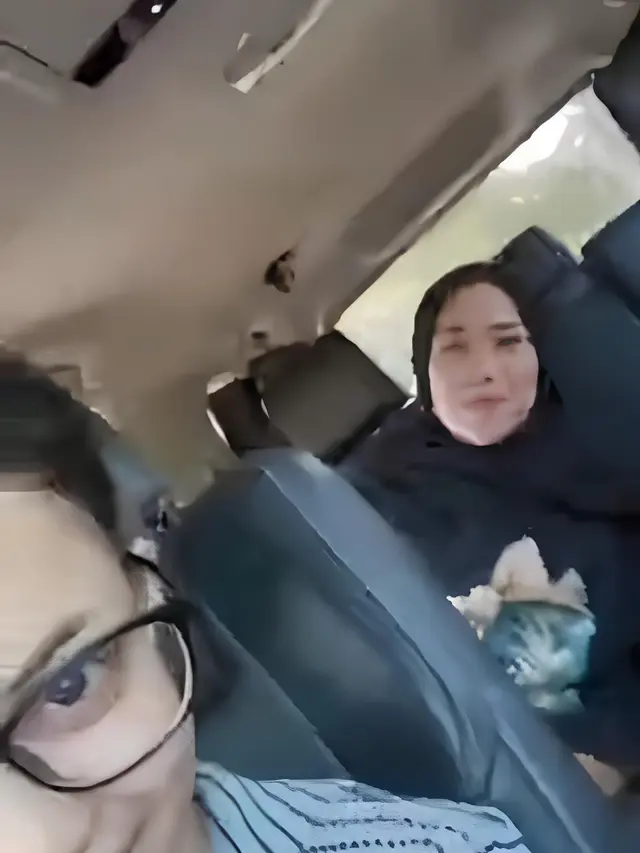 Putri Isnari dan Abdul Aziz