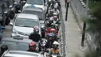 Sejumlah pengendara bermotor roda dua melintas di depan kawasan Ratu Plaza, Jakarta, Selasa (7/4/2015). Pemprov DKI bakal memperluas perlintasan pelarangan sepeda motor hingga Jalan Sudirman (Ratu Plaza) Jakarta Selatan. (Liputan6.com/Faizal Fanani)