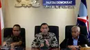 Ketua Fraksi Demokrat DPR Edhie Baskoro Yudhoyono (tengah) memberikan keterangan pers soal Usulan Hak Angket KPK di ruang Fraksi Demokrat, Gedung Nusantara I, Kompleks Parlemen, Jakarta, Kamisi (27/4). (Liputan6.com/Johan Tallo)