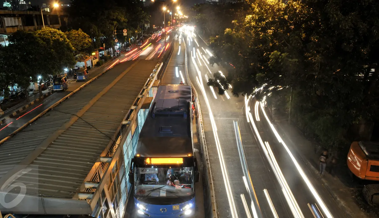 Bus Transjakarta saat menurunkan dan menaiikkan penumpang di kawasan Manggarai, Jakarta, Senin (1/8). Masih banyaknya pengendara nakal yang menerobos jalur Transjakarta yang tak terjaga. (Liputan6.com/Yoppy Renato)