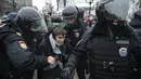 Petugas polisi menahan seorang pria selama protes terhadap pemenjaraan pemimpin oposisi Alexei Navalny di Moskow, Rusia, Sabtu (23/1/2021). 795 penangkapan dilakukan di ibu kota Moskow. (AP Photo/Pavel Golovkin)