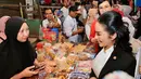 Berikut beberapa potret Krisdayanti blusukan ke Pasar Singosari, Kabupaten Malang, Jawa Timur. Dari beberapa foto dan video, mantan istri Anang Hermansyah itu menyapa para pedagang pasar. [Instagram/krisdayantilemos]