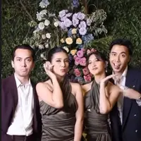 Sebagai duta kondangan, Vidi Aldiano temani Sheila Dara di pernikahan sahabatnya, Adinda Thomas [@fitaanggraini]