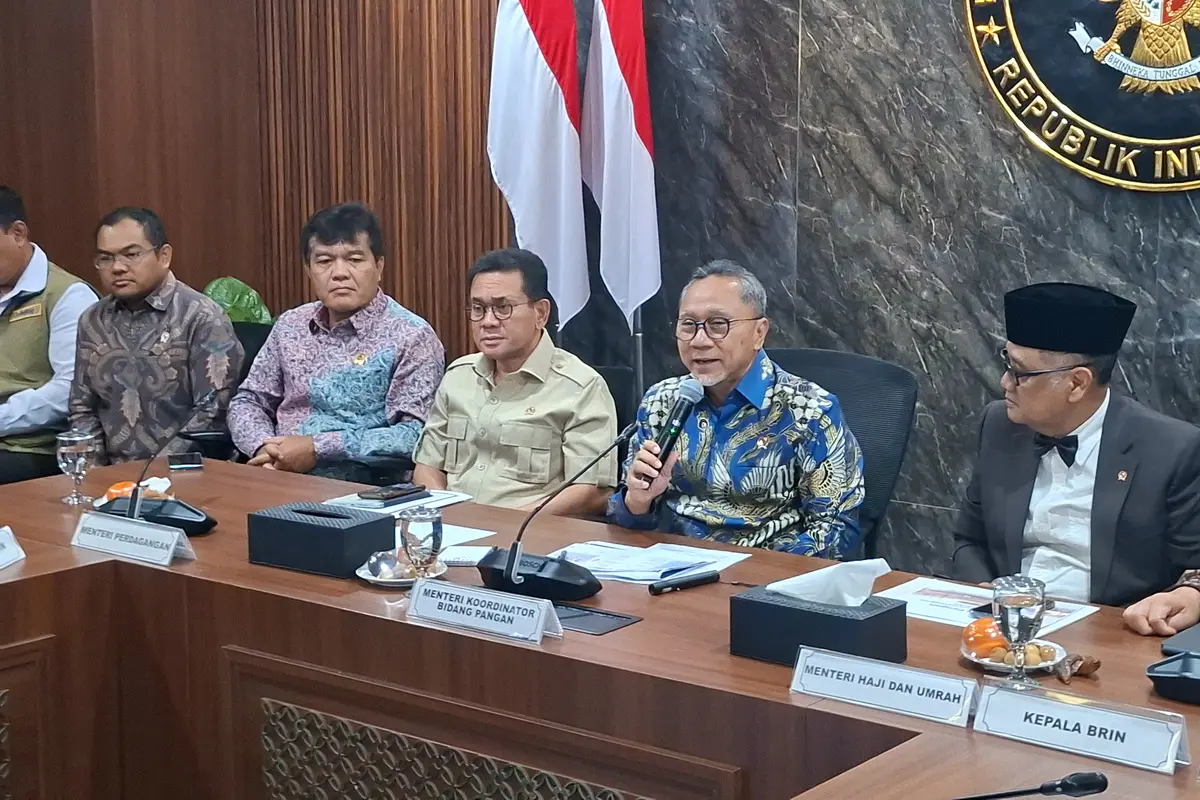 Menteri Koordinator (Menko) Bidang Pangan, Zulkifli Hasan saat konferensi pers di Kantor Kemenko Pangan, Selasa, (21/4/2026). (Foto: Liputan6.com/Arief RH)