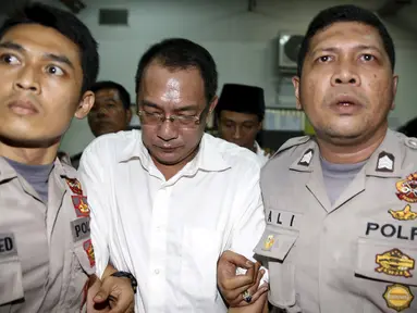 Wong Chi Ping (tengah) saat digelandang polisi menuju ruang sidang di Pengadilan Negeri Jakarta Barat, Jumat (13/11/2015). Pengadilan Indonesia menghukum  mati Wong Chi Ping dengan penyelundupan obat terlarang lebih dari 860 kg. (REUTERS/Beawiharta)