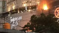 7 Potret Saat dan Sesudah Tunjungan Plaza Terbakar, Hangus dan Rusak Parah (Sumber: Twitter/alatte)