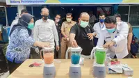 Personel BNN Riau memusnahkan ribuan pil ekstasi yang diselundupkan melalui Bandara Pekanbaru memakai blender. (Liputan6.com/M Syukur)