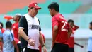 Pelatih PSM Makassar Robert Rene Alberts (kiri) berbincang dengan Hamka Hamzah saat latihan jelang lanjutan Liga 1 Indonesia di Stadion Pakansari, Cibinong, Minggu (14/5). PSM Makassar akan melawan PS TNI, Senin (15/5). (Liputan6.com/Helmi Fithriansyah)
