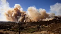 Meluasnya kebakaran gunung tersebut dipicu kencangnya hembusan angin Santa Ana. (ETIENNE LAURENT/AFP)