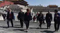 Perdana Menteri Skotlandia Nicola Sturgeon melihat suasana Kota Terlarang di Beijing (10/4). Sturgeon berada di China dalam kunjungannya selama enam hari. (AFP Photo/Greg Baker)