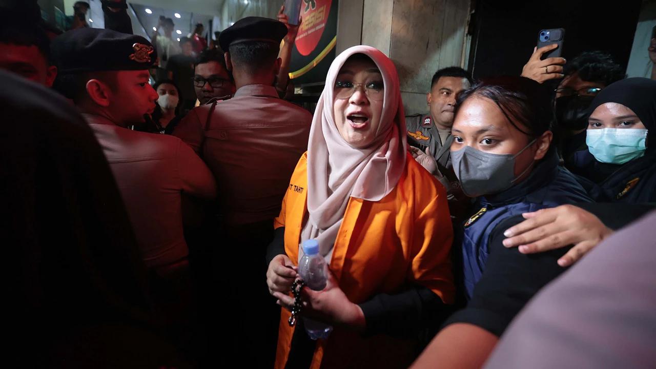 FOTO: Roy Suryo dan Dokter Tifa Dibawa ke Rumah Sakit Polri Usai Ditangkap