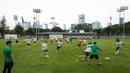<p>Pemain Timnas Indonesia U-22 melakukan pemusatan latihan untuk SEA Games 2023 yang berlangsung di Lapangan A, Kompleks Stadion Utama Gelora Bung Karno (SUGBK), Kamis (02/03/2023). Pemusatan latihan ini akan berlangsung dari tanggal 1-16 Maret 2023. (Bola.com/Bagaskara Lazuardi)</p>