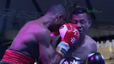 Jon Jon Jetz (kiri) melakukan uppercut ke wajah Frans Damur  pada laga Flyweight Mahkota Boxing Super Series di Cilandak Town Square, Jakarta (10/3/2018). Jon Jon Jetz menang angka mutalak atas Frans. (Bola.com/Nick Hanoatubun)