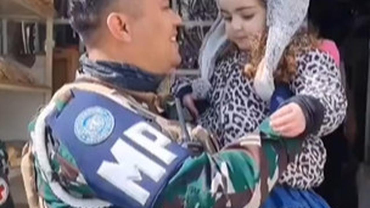 Anak Kecil Perempuan Lebanon ini Bikin Anggota TNI Gemes & Mau Bawa ke Indonesia