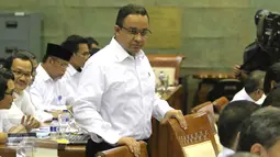 Mendikbud Anies Baswedan jelang mengikuti rapat kerja bersama Komisi X di Senayan, Jakarta, Senin (1/2/2016). Rapat membahas kesiapan pelaksanaan APBN tahun 2016 di Kemendikbud dan persiapan ujian nasional 2016. (Liputan6.com/Angga Yuniar)