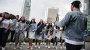 Paduan suara Christmas Carol menghibur pengguna jalan di depan pedestrian Plaza Indonesia, Jakarta, Rabu (18/12/2019). Pemprov DKI Jakarta menggelar perayaan Natal secara terbuka di sejumlah kawasan ruang terbuka hijau (RTH) dan protokol Ibu Kota. (Liputan6.com/Faizal Fanani)