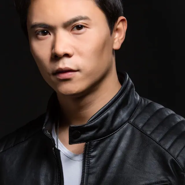 6 Potret Terbaru Zhenwei Wang Bintang Film Karate Kid, Kini Macho Bikin Pangling