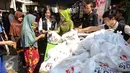 Warga antusias membeli kebutuhan pokok dalam Pasar Murah Ramadan di Mesjid Jami Luar Batang, Jakarta, Kamis (9/7/2015). Pasar Murah Ramadan dimulai dari 29 Juni - 16 Juli 2015. (Liputan6.com/Faizal Fanani)