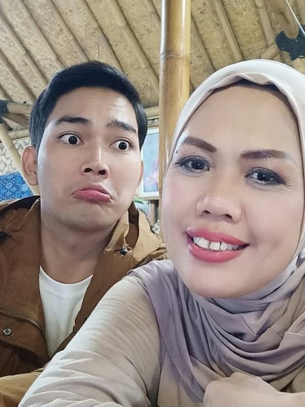 Elly Sugigi dengan Pacar (Sumber: Instagram/ellysugigi_real_)