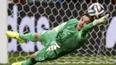 Aksi penjaga gawang Timnas Belanda, Tim Krul, saat menepis tendangan penalti pemain Kosta Rika di laga perempat final Piala Dunia 2014 di Stadion Fonte Nova, Salvador, (6/7/2014). (REUTERS/MMarcos Brindicci)