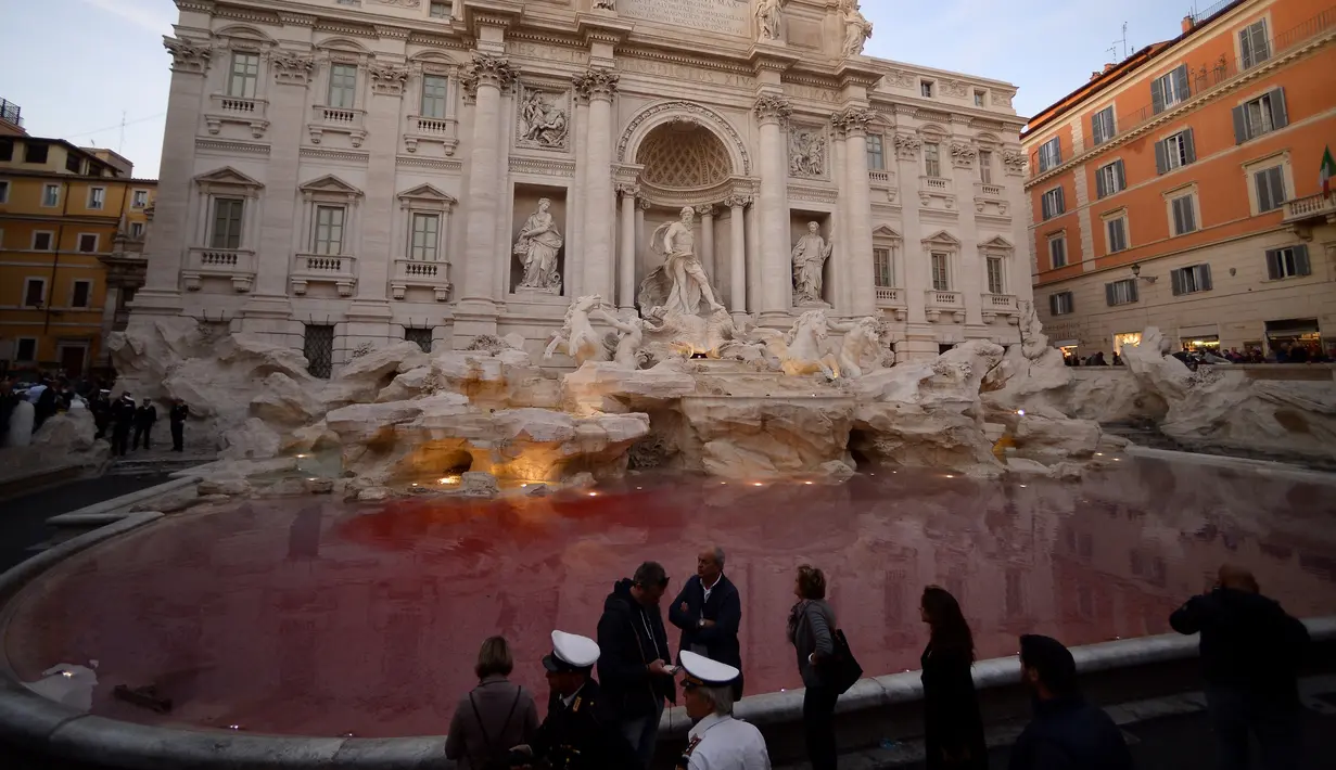 Kondisi air mancur Trevi di Roma, Italia setelah aksi seorang pemrotes menuangkan pewarna merah, 26 Oktober 2017. Pejabat Kota Roma mengecek lokasi untuk memastikan apakah ada kerusakan di tempat wisata dari abad ke-18 ini. (Filippo MONTEFORTE/AFP)