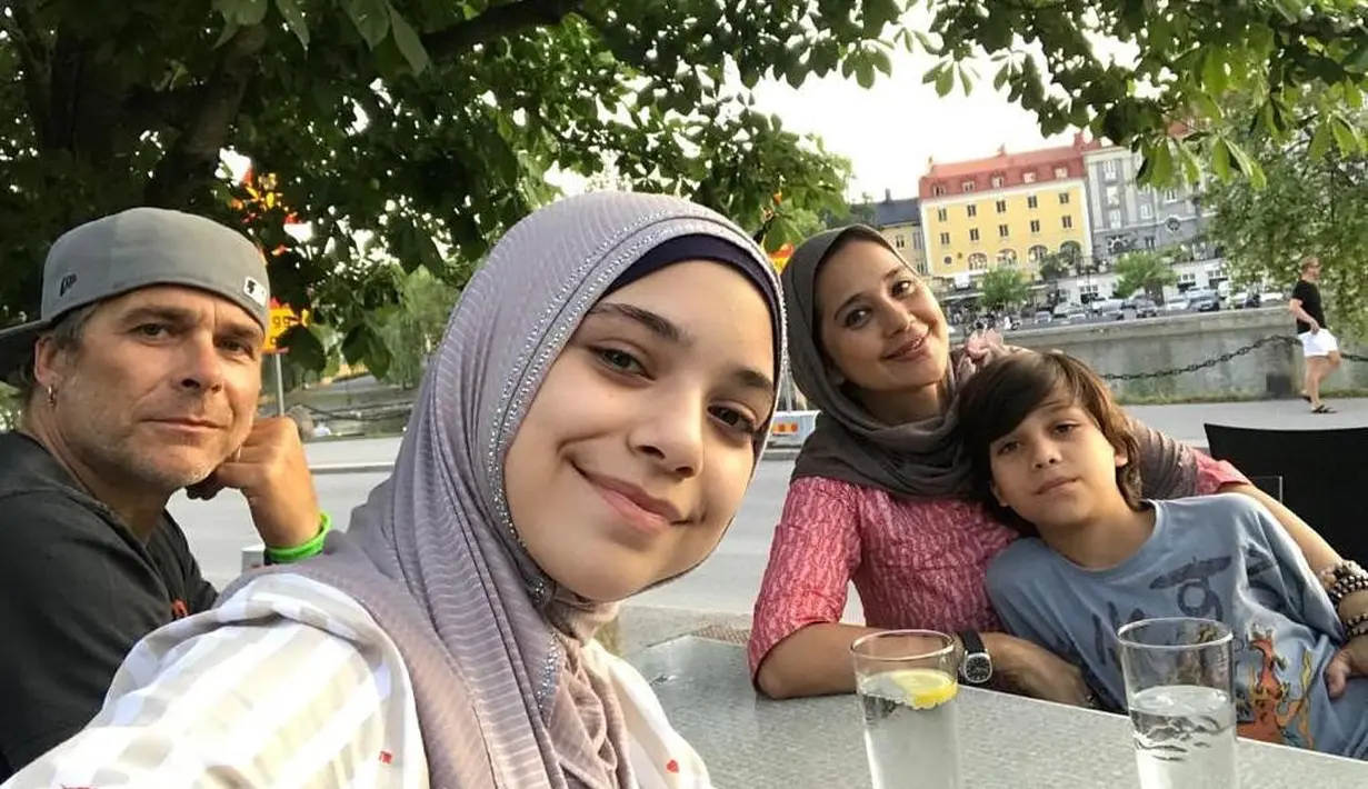 Setelah menikah, Ayu dan Mike Tramp sering menjalani hubungan jarak jauh alias long distance relationship [LDR]. Terlebih saat sang suami sedang melakoni tur musik ke luar negeri dan tak bisa dihubungi. 
 [Instagram/ayukhadijahazhari]