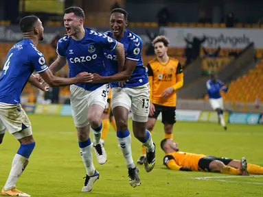 Bek Everton, Michael Keane (kedua dari kiri) melakukan selebrasi usai mencetak gol kedua timnya ke gawang Wolverhampton Wanderers dalam laga lanjutan Liga Inggris 2020/21 di Molineux Stadium, Selasa (12/1/2021). Everton menang 2-1 atas Wolverhampton Wanderers. (AFP/Tim Keeton/Pool)