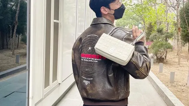 Adu Gaya 8 Seleb Korea Tenteng Tas Lola Burberry Senilai Rp30 Juta, dari ITZY hingga Yeonjun TXT