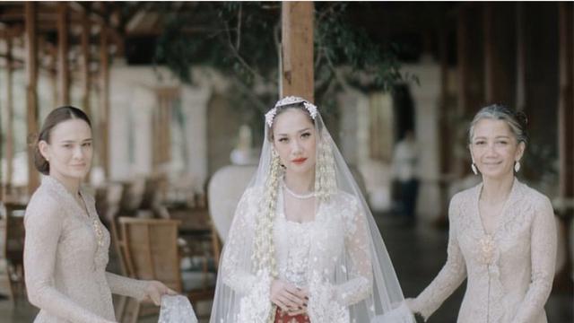 Foto postingan Instagram: BCL dengan kedua pengiring pengantin/ @bcltiko