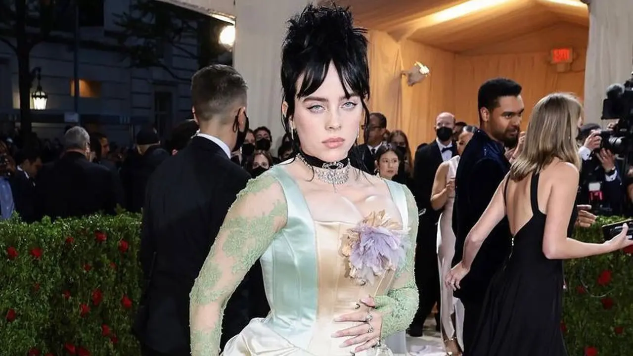 Billie Eilish Tampil Bergaya Aristokrat Punk dengan Gaun Korset Gucci di Met Gala 2022