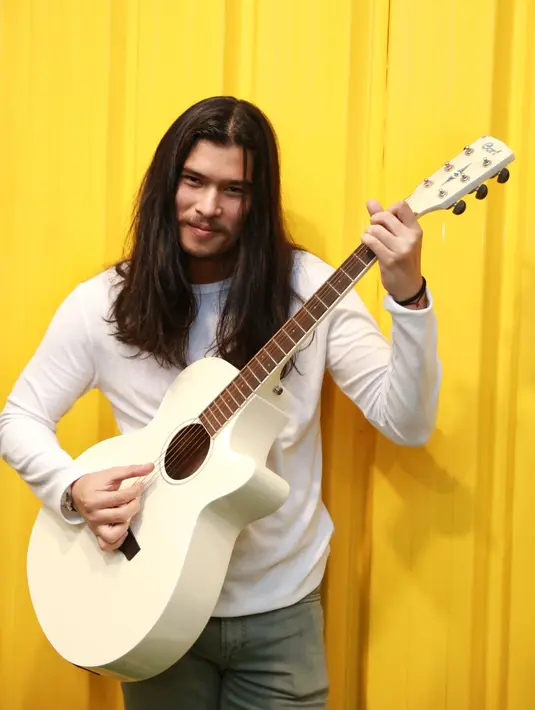 Untuk mewujudkan cita-citanya khatam Quran selama ramadan, pria 28 tahun itu rutin melahap sedikitnya tiga halaman Quran setiap harinya. (Adrian Putra/Bintang.com)