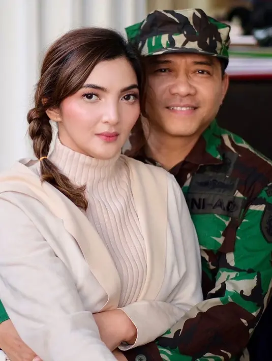 Istri Anang Hermansyah ini mengaku kalau dirinya bukan sekadar ngefans, namun ia juga merupakan fans militant yang sampai mengamuk ketika idolanya dihina. Ia pun baru pertamakalinya ngefans sampai seperti itu. (Instagram/ashanty_ash)