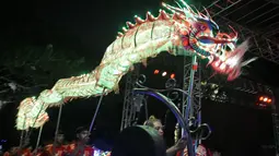Tarian naga yang dihiasi dengan lampu warna-warni ditampilkan di Gardens by the Bay, Singapura (4/2). Pertunjukan ini digelar untuk mengantar Tahun Baru Imlek di Singapura. (AFP/Roslan Rahman)