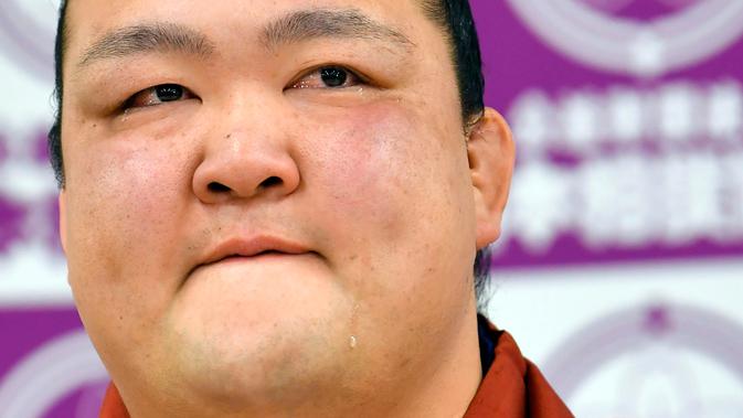 Pemegang predikat grand champion sumo, Kisenosato saat mengumumkan pensiun dari karirnya di Tokyo, Rabu (16/1). Kisenosato mundur setelah kalah tiga kali berturut-turut dalam turnamen papan atas New Year Grand Sumo. (Yohei Nishimura/Kyodo News via AP)