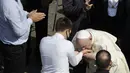 Paus Fransiskus memberkati para imam yang baru ditahbiskan di halaman St. Damaso pada kesempatan audiensi umum mingguan di Vatikan, Rabu (16/9/2020). (AP Photo/Gregorio Borgia)