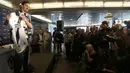 Mantan Striker Manchester United, Zlatan Ibrahimovic, menunjukan jersey nya saat perkenalan oleh LA Galaxy di StubHub Center, AS, Sabtu (30/3/3028). LA Galaxy menjadi klub kesembilan sepanjang karier pria Swedia ini. (AP/Ringo H.W. Chiu)