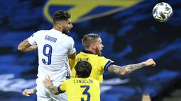Penyerang Prancis, Olivier Giroud, duel udara dengan pemain Swedia, Pontus Jansson, pada laga UEFA Nations League di Friends Arena, Minggu (6/9/2020). Prancis menang 1-0 atas Swedia. (Christine Olsson/TT via AP)
