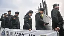 Para pejabat negara saat menaiki kapal selam KRI Alugoro-405 untuk mengikuti upacara penyematan brevet Hiu Kencana di bawah air di kapal selam KRI Alugoro-405, Dermaga 100, Tanjung Priok, Jakarta Utara, Senin (28/11/2022). Brevet Hiu Kencana merupakan simbol pengakuan terhadap profesionalisme prajurit kapal selam dalam taktik dan teknik peperangan bawah laut yang dapat menumbuhkan kebanggaan dan jiwa korsa bagi pemakainya. (merdeka.com/Iqbal S Nugroho)