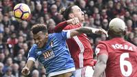 Inilah momen saat pemain Manchester United, Zlatan Ibrahimovic (2kiri)  menyikut pemain Bournemouth, Tyrone Mings (kiri) pada laga Premier League pekan ke-27 di Old Trafford, Manchester, (4/3/2017). (AFP/Oli Scarff)