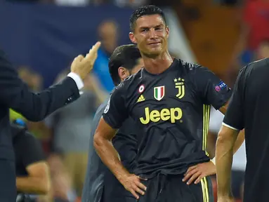 Pemain Juventus, Cristiano Ronaldo bereaksi setelah menerima kartu merah saat melawan Valencia pada matchday pertama Grup H Liga Champions, di Stadion Mestalla, Rabu (19/9). Ronaldo dianggap melakukan pelanggaran terhadap Jeison Murillo. (AFP/JOSE JORDAN)