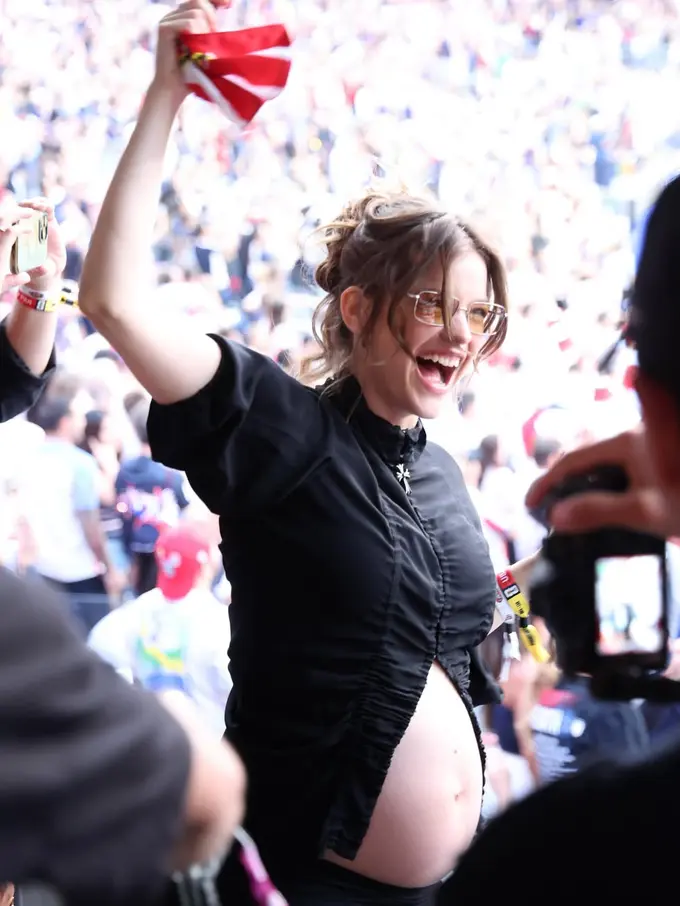 Potret Barbara Palvin Pamer Baby Bump Saat Nonton Piala Dunia 2026, Tampil Stylish Bak Bumil Mamba