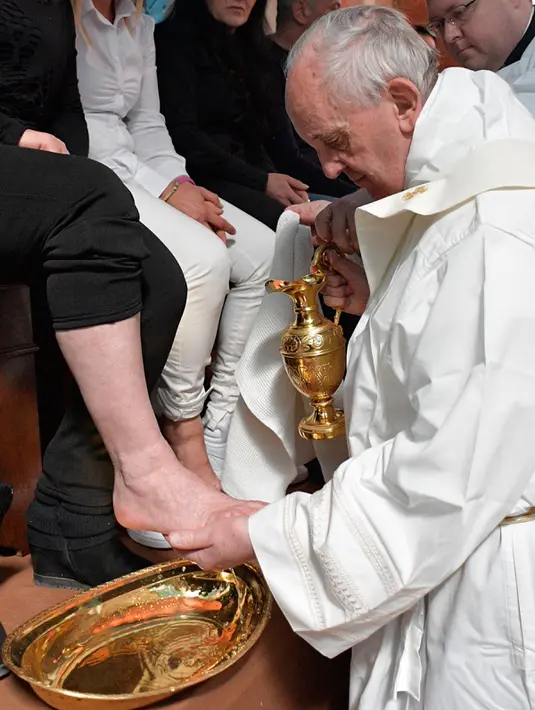 Paus Fransiskus membasuh kaki narapidana di penjara Paliano selama perayaan Kamis Putih, Italia (13/4). Hal tersebut ia lakukan untuk mendorong para tahanan untuk meniru cinta Yesus. (HO/OSSERVATORE ROMANO/AFP)