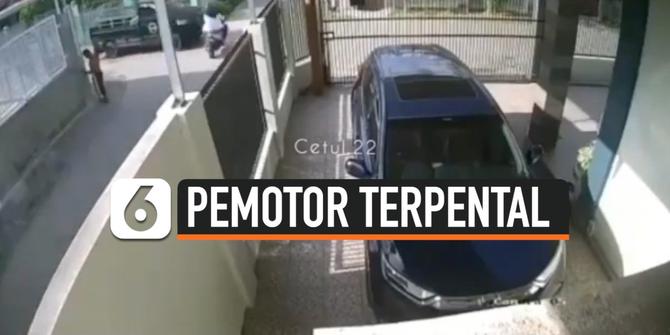 VIDEO: Ngebut di Persimpangan Jalan, Pemotor Terpental Ditabrak Pick Up